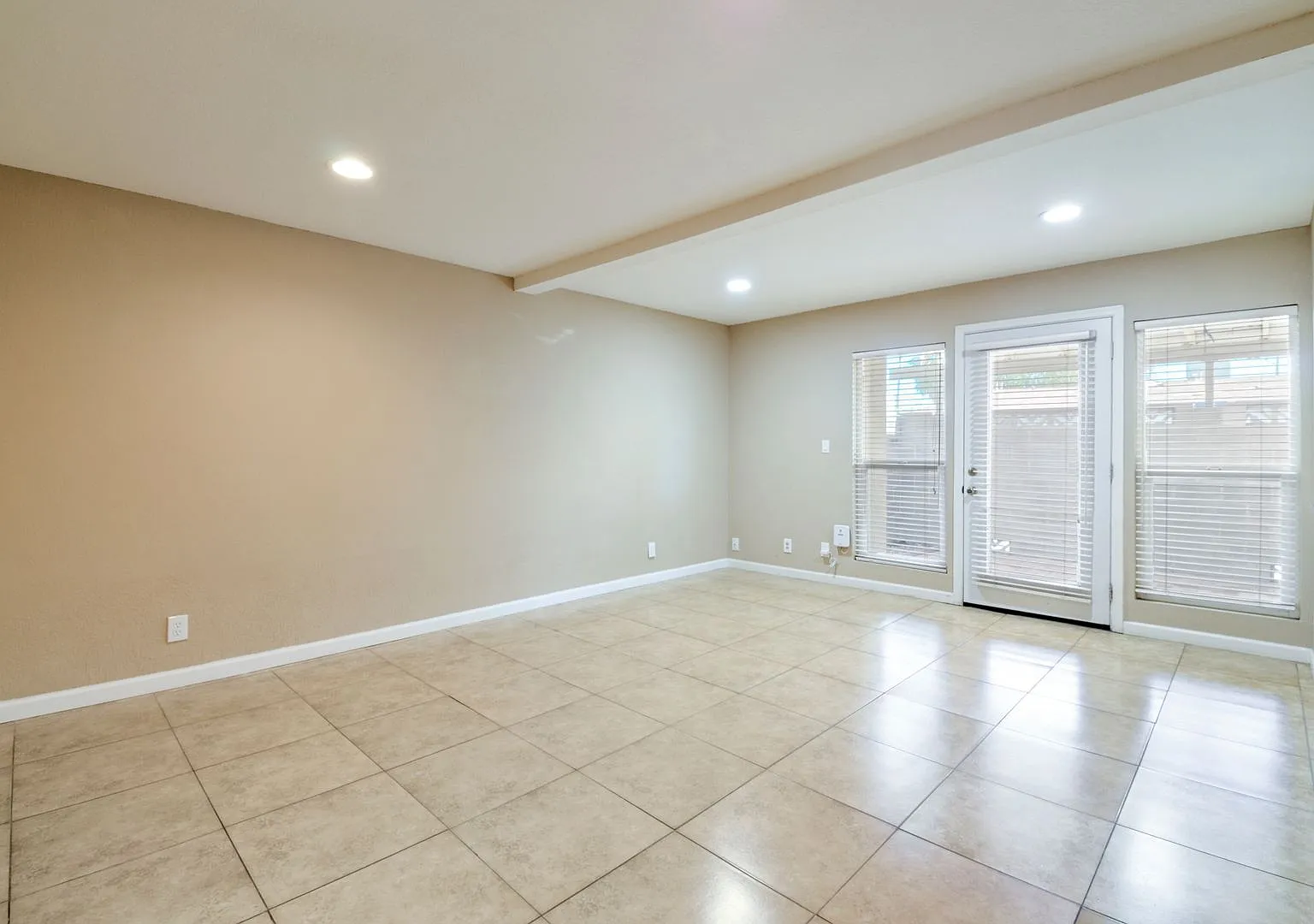 Great Updated, Remodeled Home, A/C, Community Pool, Covered Parking — Photo 4