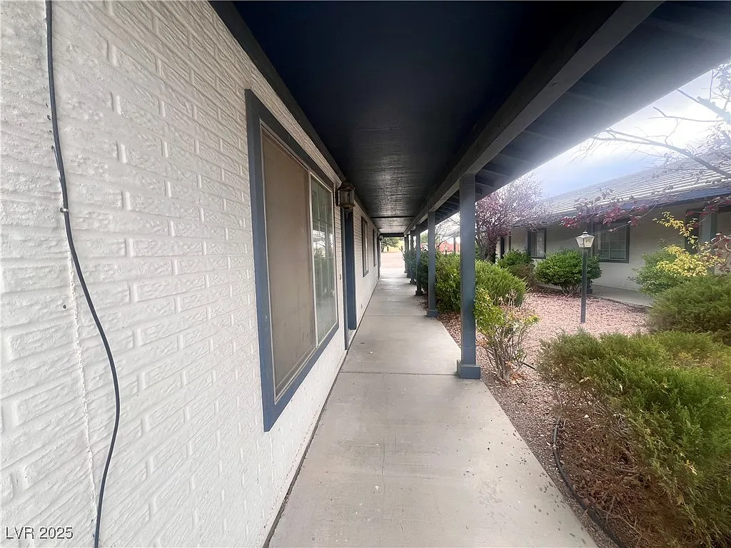 2 bed, 1.0 bath, 1800 sqft, $1,225 — Photo 2