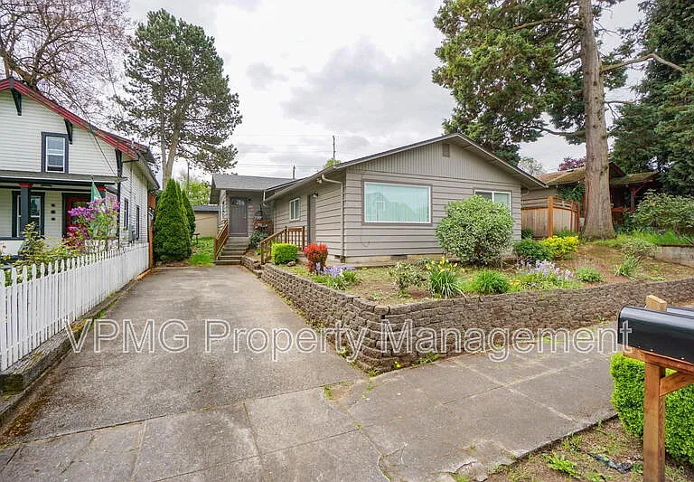 609 W McLoughlin Blvd — Photo 1
