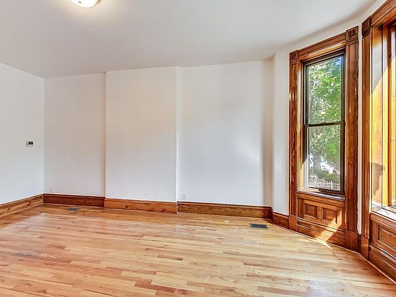 4th image of 1138 W Addison St #1