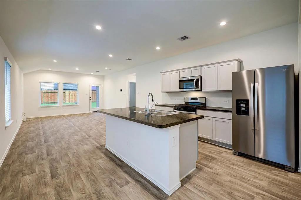 3 bed, 2.0 bath, 1489 sqft, $1,999 — Photo 2