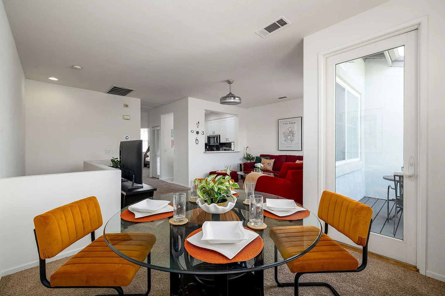 3 bed, 2.0 bath, 1033 sqft, $6,096 — Photo 3