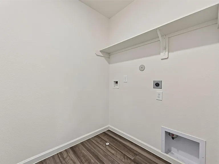 654 Amesbury Rd — Photo 29