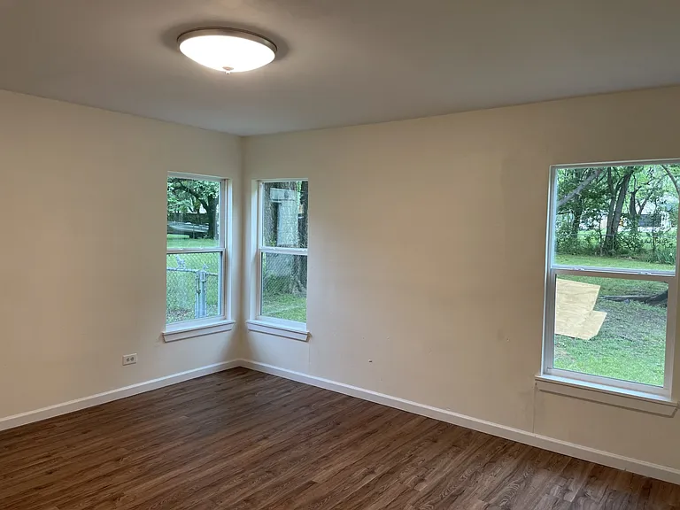513 W Florence St — Photo 5