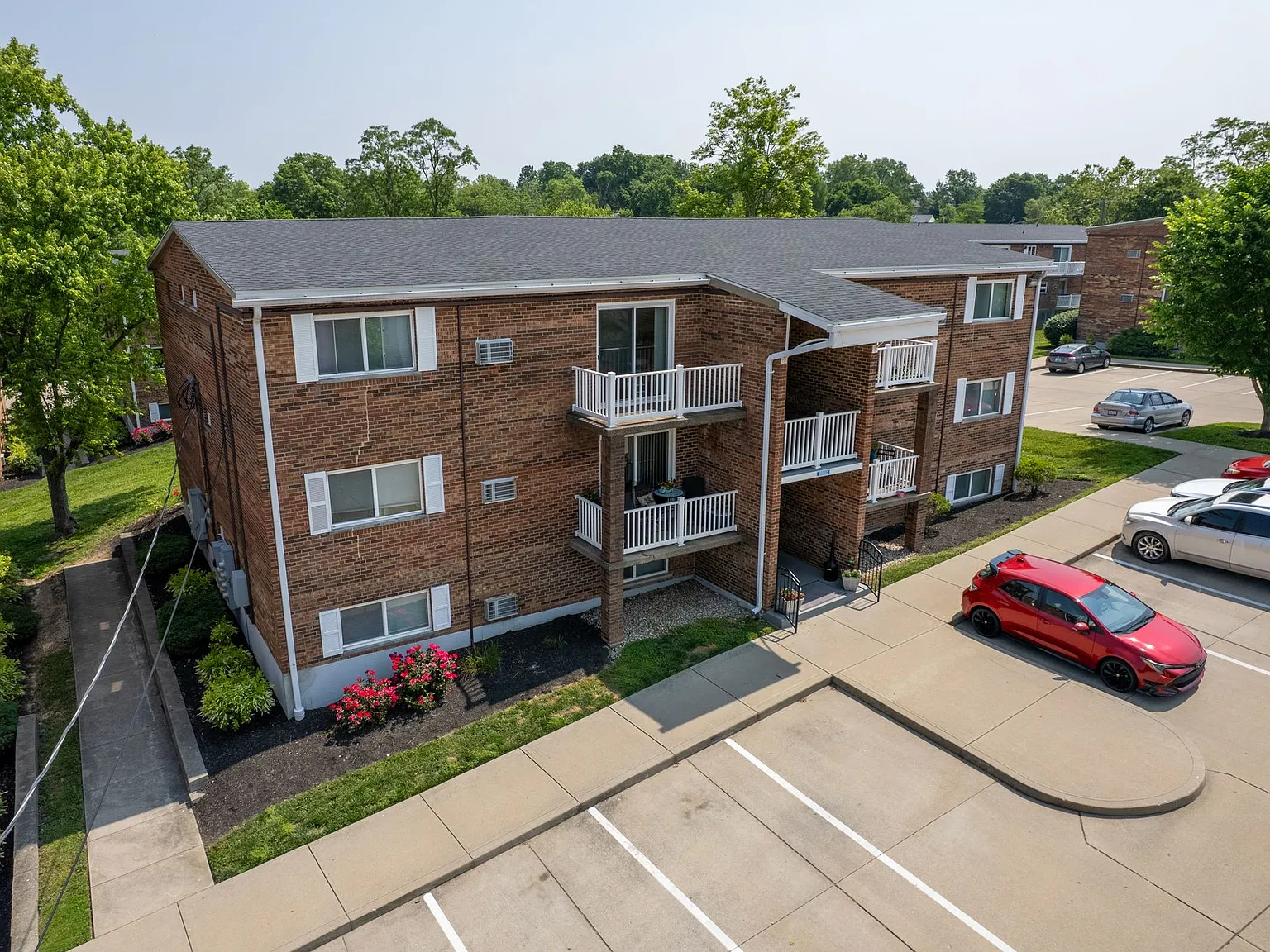 Allen Creek Apartments — Photo 3