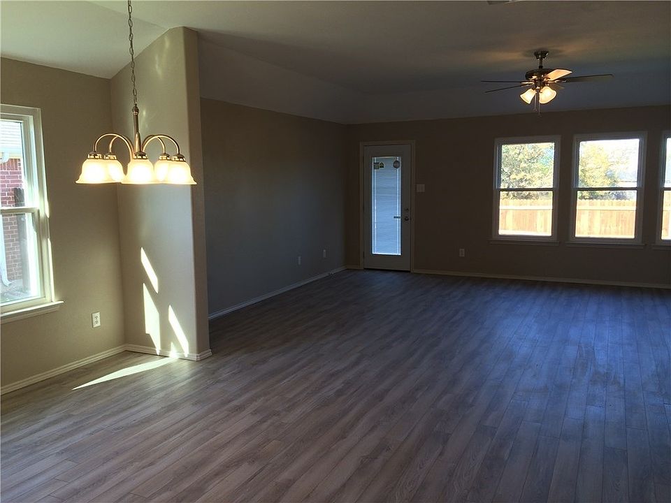 2nd image of 1121 Mockingbird Dr