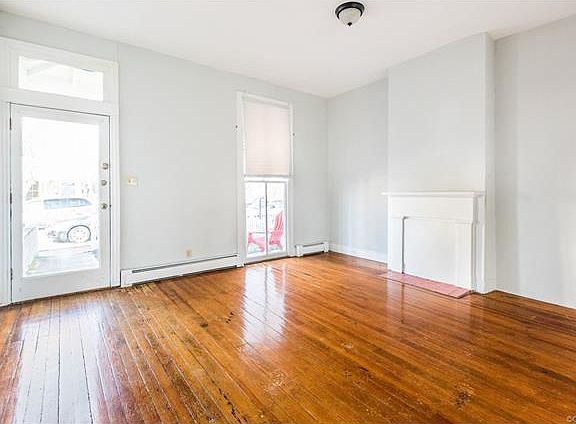 4th image of 417 1/2 S Laurel St