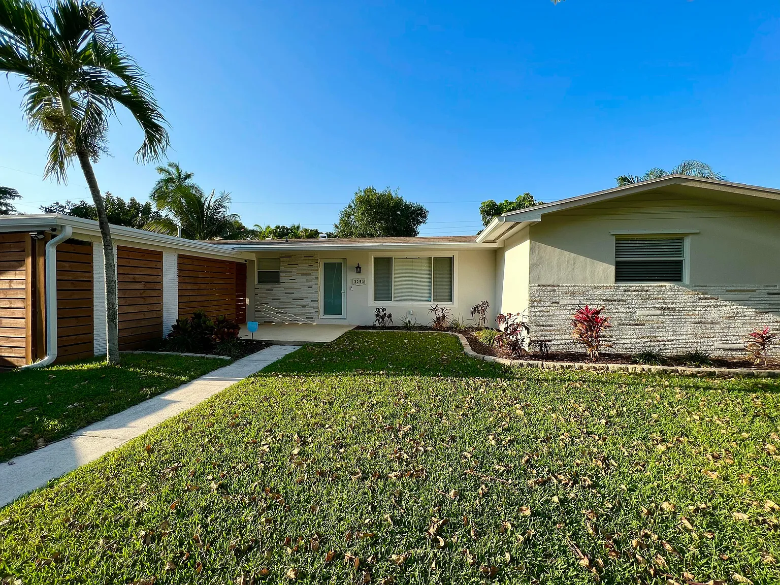 3 bed, 2.0 bath, 1430 sqft, $4,200 — Photo 2