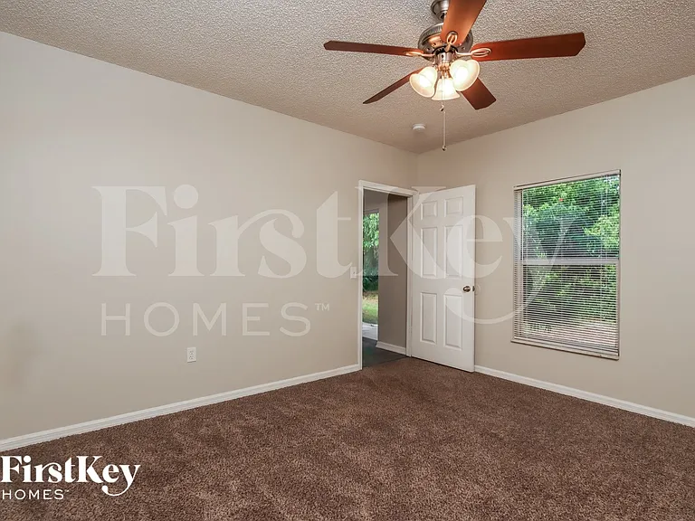 1155 Schumann Dr — Photo 8