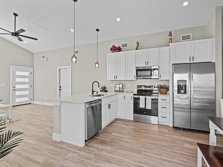 816 W 9th St — Photo 10