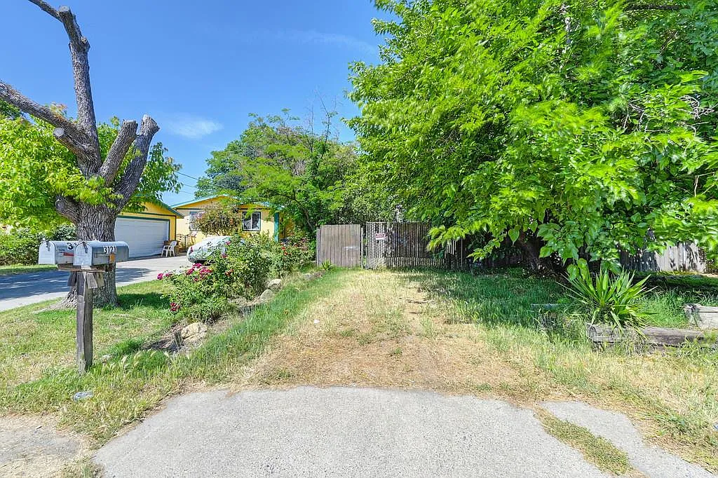 3121 Judah St photo 1