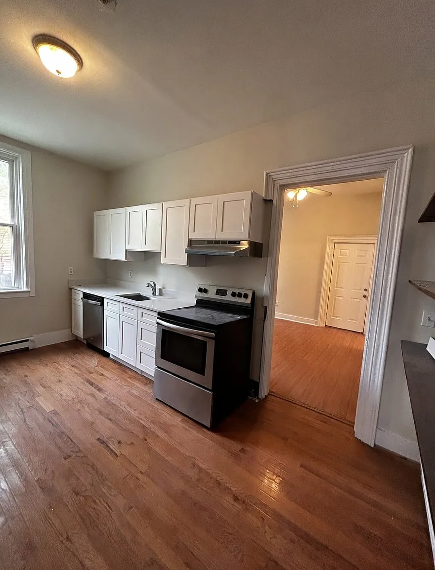 1 bed, 880 sqft, $2,400 — Photo 1