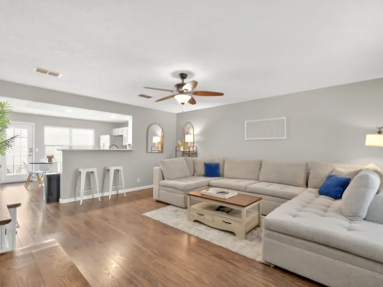 1011 Wolves Den Pl — Photo 7