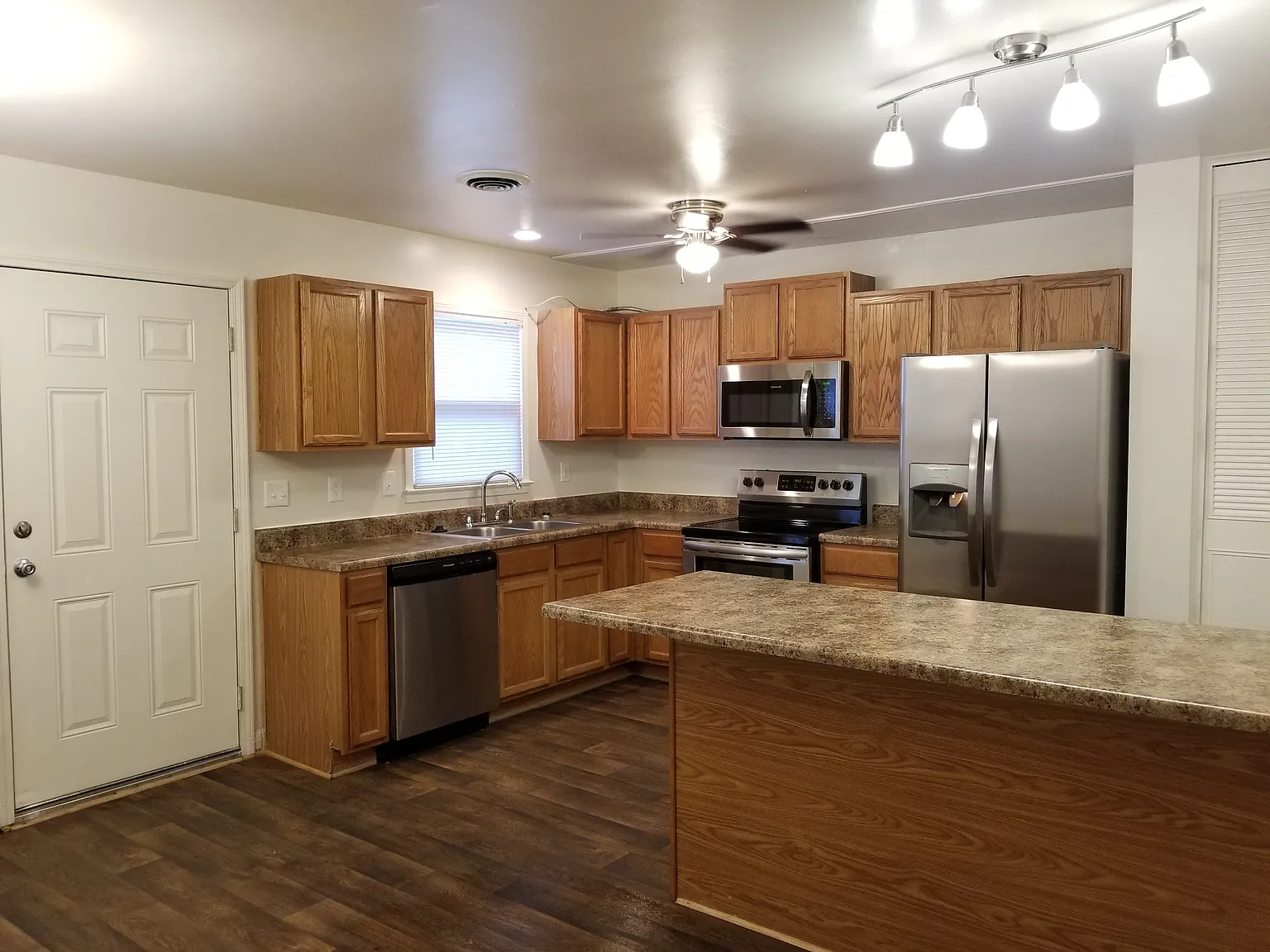 2 bed, 2.5 bath, 1332 sqft, $1,885 — Photo 2