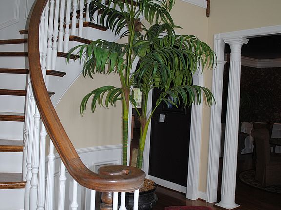 2-story foyer w/ curved staircase