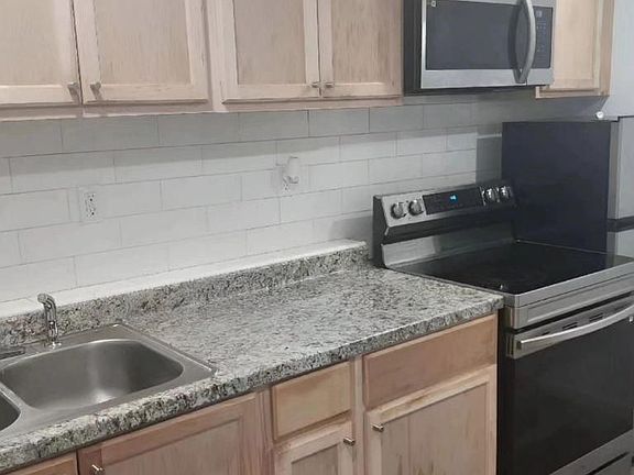 3rd image of 596 Lakeridge Dr SE
