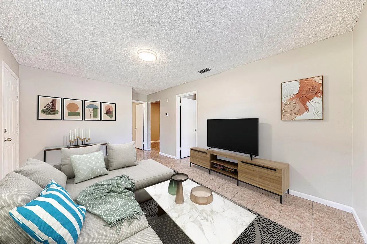 2 bed, 700 sqft, $950 — Photo 2