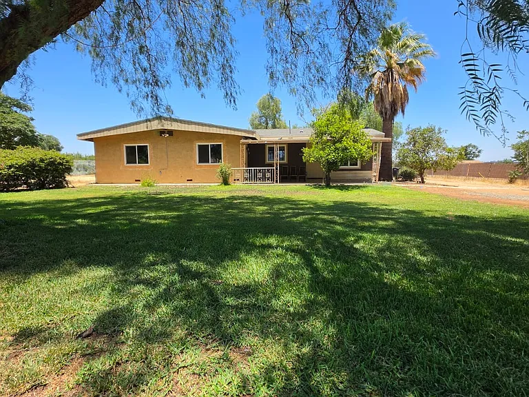 22360 Ellis Ave — Photo 1