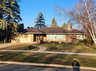 910 3rd Ave SW, Pipestone, MN 56164