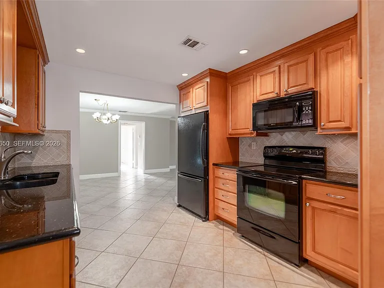 947 Lincoln St — Photo 22
