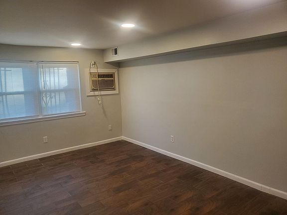 3rd image of 567 Allengrove St Floor 1