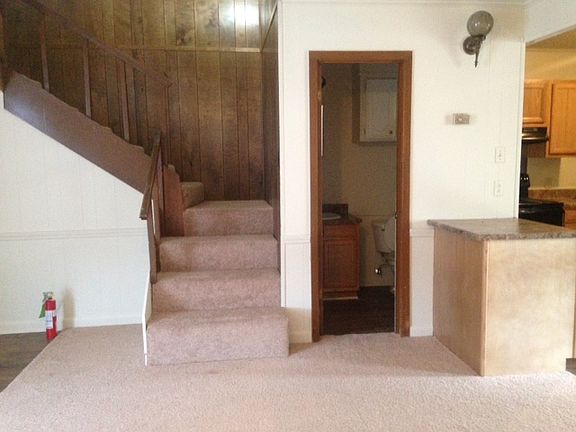 3rd image of 903 Parkwood Dr APT 203