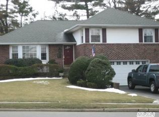 151 Old Courthouse Rd, Manhasset Hills, NY 11040