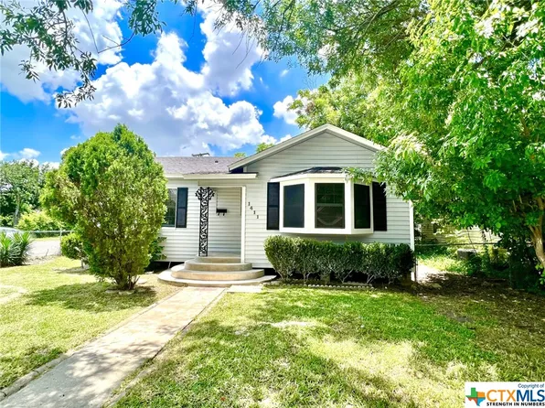 1411 E Crestwood Dr, Victoria, TX 77901