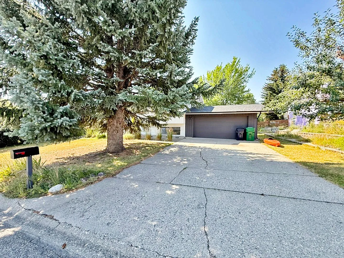 Southside Four Bedroom Home, Near Hospital — Photo 2