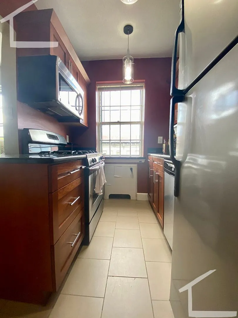 Huge 2 Bed in Brookline! 9w Parking for Rent! — Photo 4