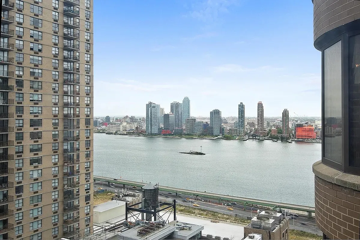330 East 38th Street — Photo 2