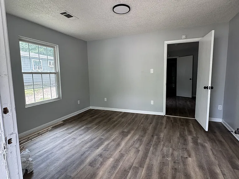 639 W Pleasant Ave — Photo 2