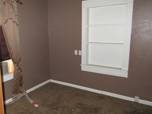 5th image of 804 W Park St
