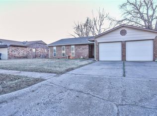 541 S Woodland Dr, Mustang, OK 73064