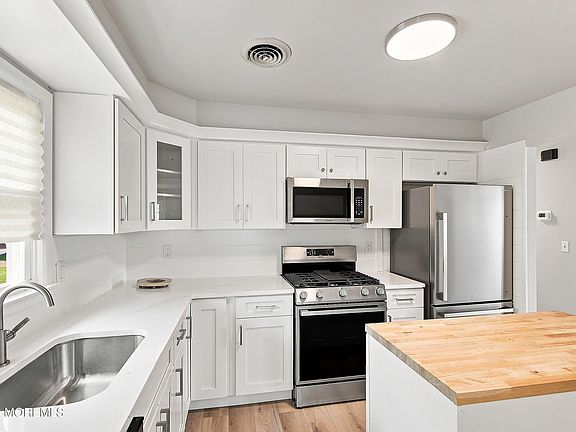 5th image of 162 Castleton Drive