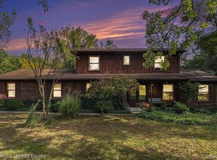 5431 Greenfield Rd, Brighton, MI 48114
