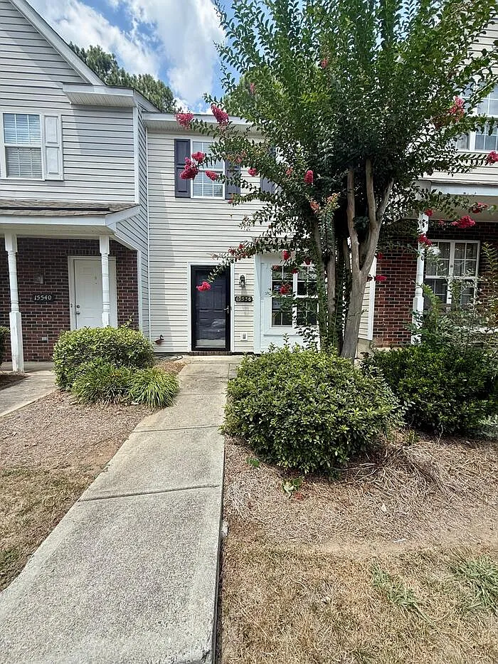 2 bed, 1.5 bath, 998 sqft, $1,390 — Photo 2