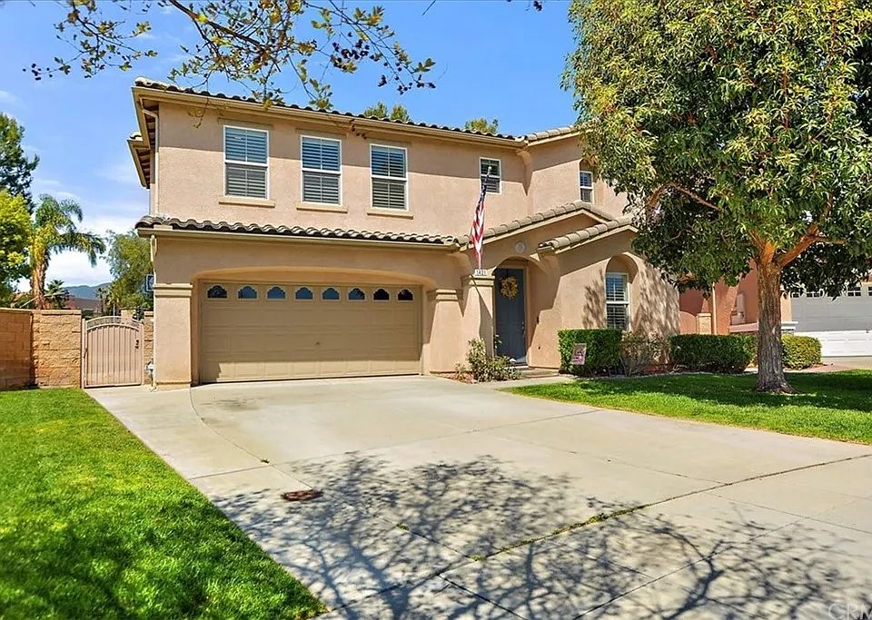 Beautiful curb appeal with spacious front yard and inviting entryway