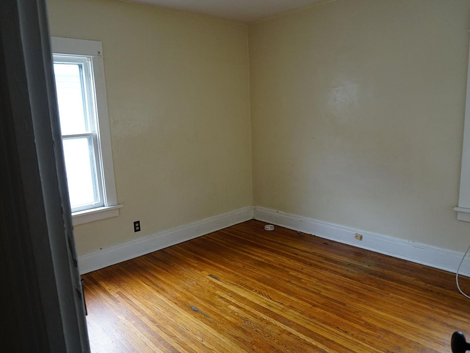 1st image of 560 Linden Ave #2