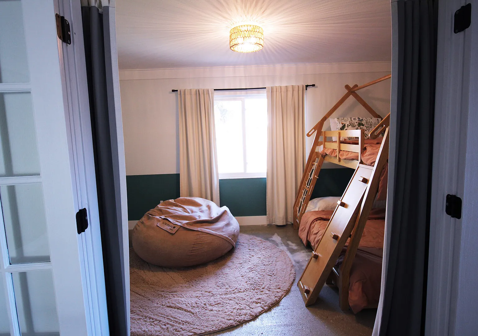 Family-friendly coastal escape Pool Game Room — Photo 4