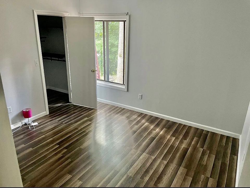 1st image of 40 Woodsedge Dr