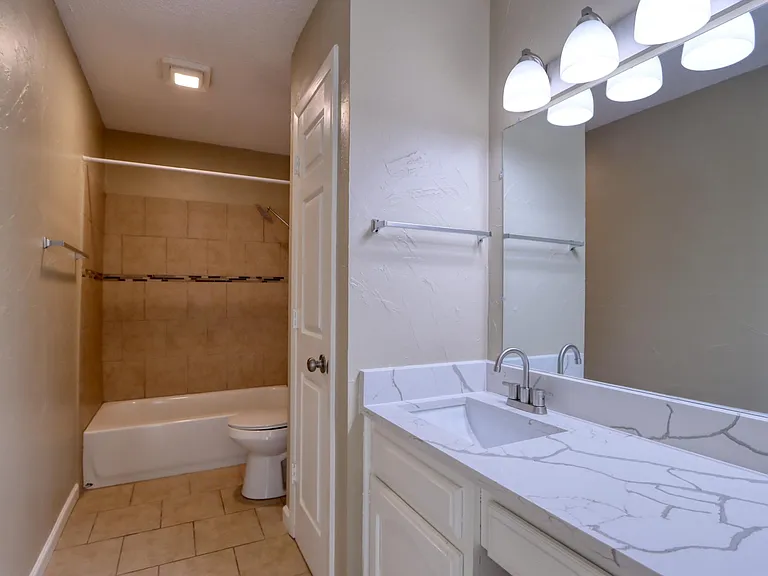 707 Harbour Town Dr #1 — Photo 34