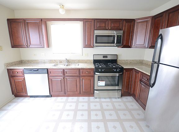 4th image of 200 Columbia Ct Unit 7