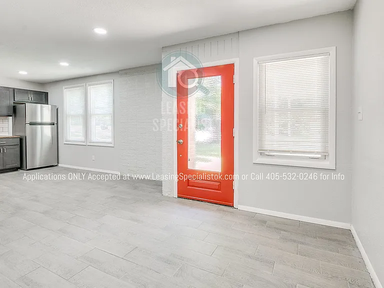 1025 Parsons St — Photo 8