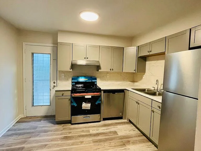 860 Monroe Dr NE #5 — Photo 3