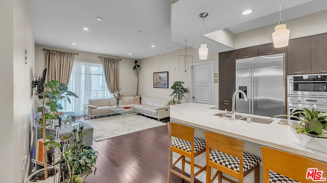 2 bed, 2.0 bath, 1310 sqft, $6,500 — Photo 3