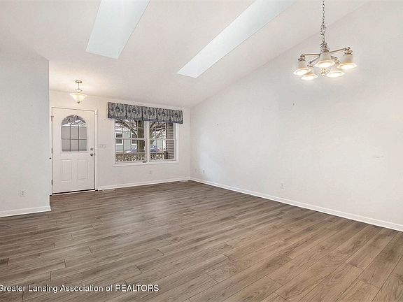 3rd image of 905 Evergreen Ln #7