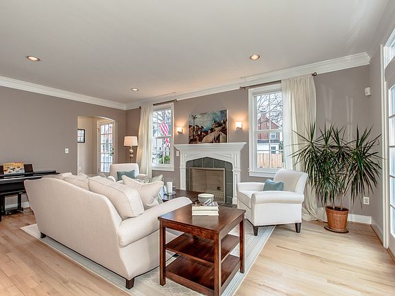 Open living room w/ hardwood floors & recessed light