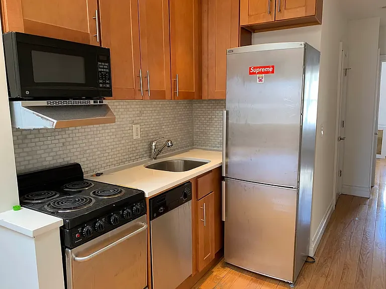 209 E 5th St #9 — Photo 3