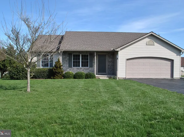 135 Torrey Pines Dr, Mount Wolf, PA 17347